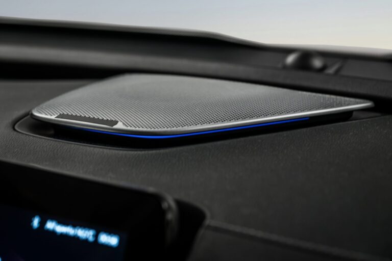 Ambient Light - Crea l’atmosfera perfetta per te, con 64 colori di ambient light e la luce a cupola touch.