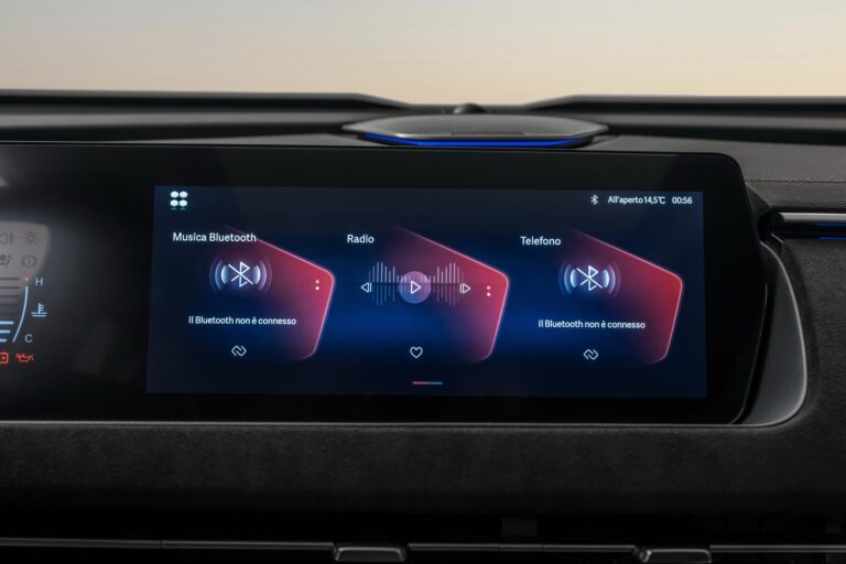 Infotainment - Lo schermo centrale da 12,3’’ trasforma l’abitacolo in un hub digitale intuitivo, con un’interfaccia interattiva che rende ogni comando immediato.