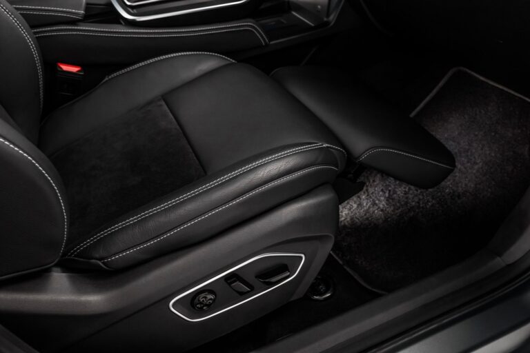 Sedili Alcantara ed Ecopelle -  									Fai di ogni viaggio un’esperienza premium, con il sedile del conducente e del passeggero anteriore regolabili per un comfort personalizzato.