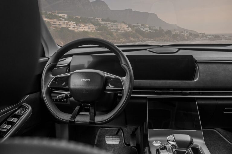 Volante in ecopelle - Multifunzione e dotato di comandi full touch, il volante rivestito in ecopelle si regola in 4 posizioni per un’ergonomia perfetta.